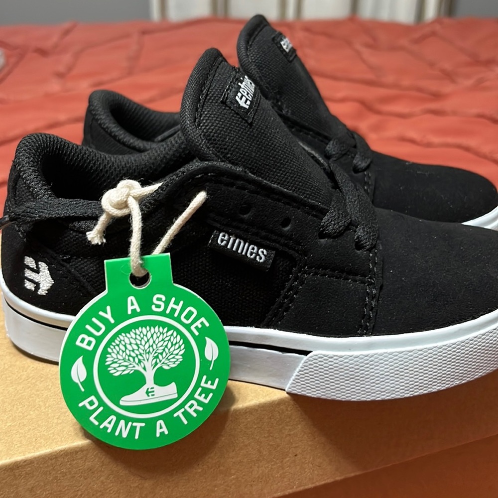 Etnies kids tennis shoes